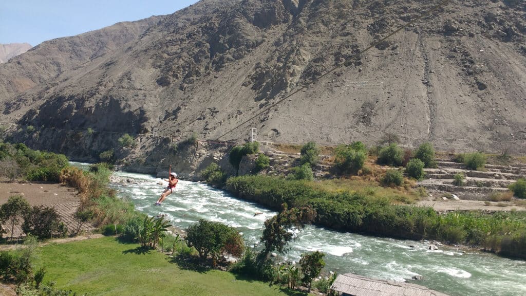 LUNAHUANÁ, PERÚ: Young woman practices canopy over Cañete river