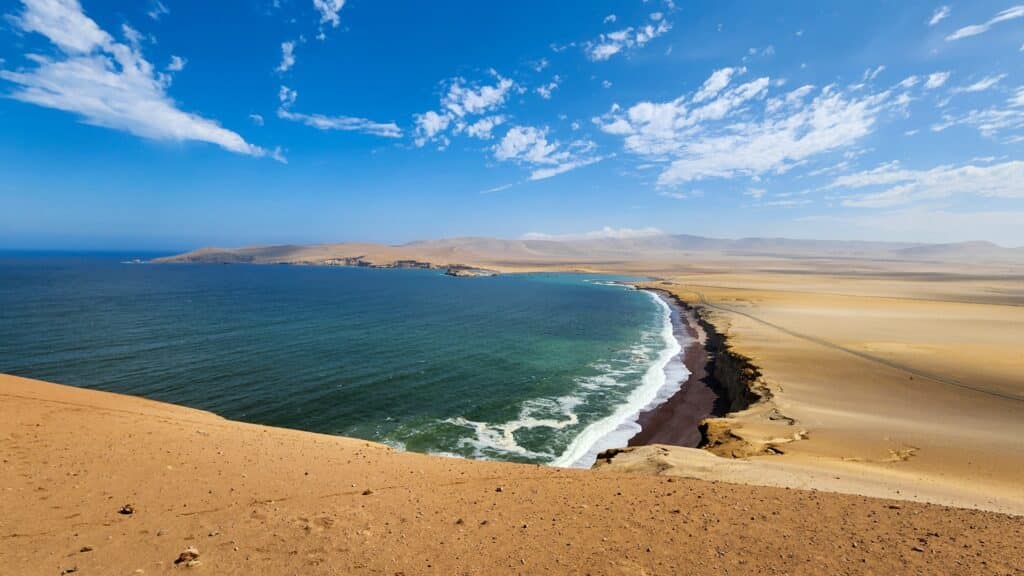 CLIFFS OVER THE BEACH. PARACAS NATIONAL RESERVE. PACIFIC OCEAN. PARACAS, PERU.