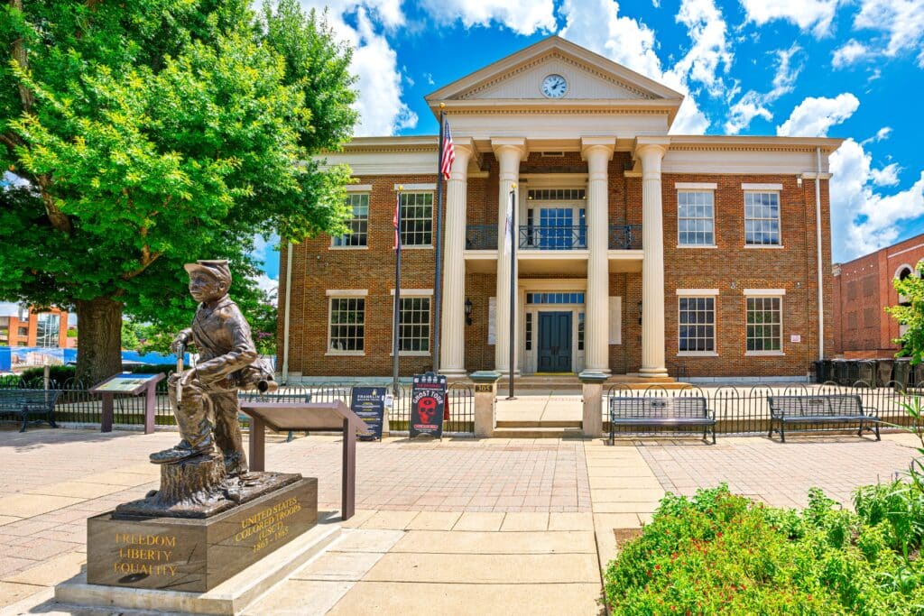 Franklin, Tennessee: The Williamson County Courthouse and the "March To Freedom" statue located on the courthouse square along Main street in the historic town of Franklin, Tennessee.
