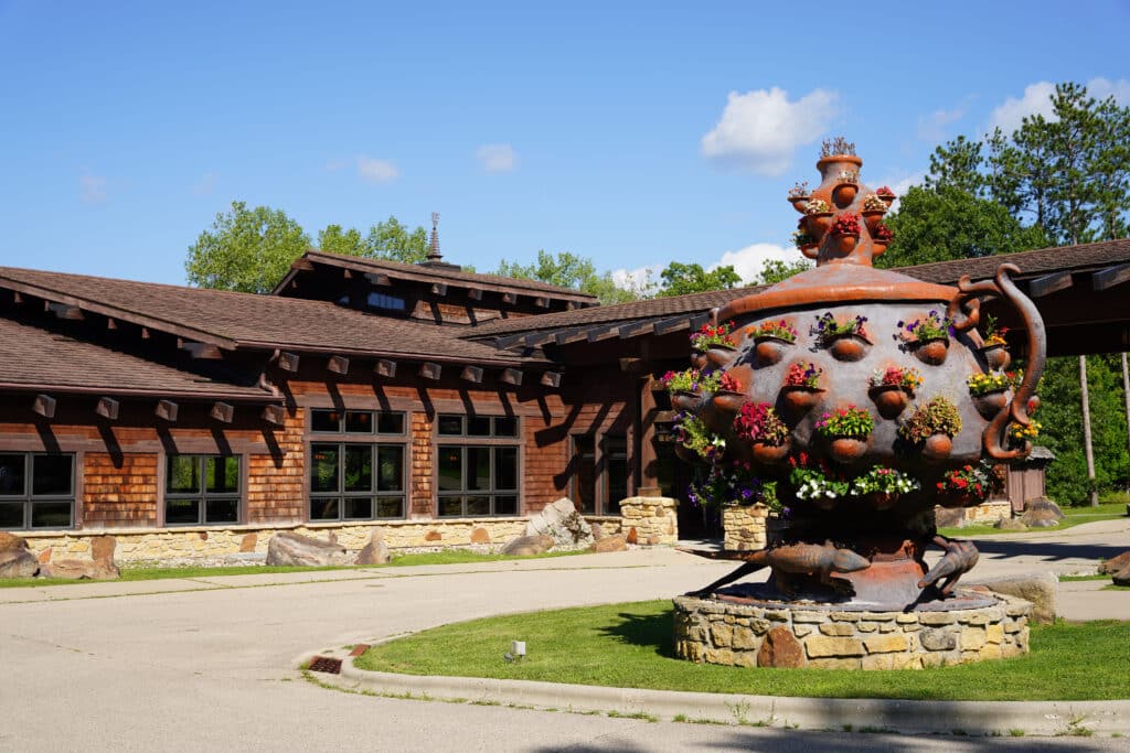 Spring Green, Wisconsin USA: Garden statues sit on the property of the House on the Rock Alex Jordan estate. 