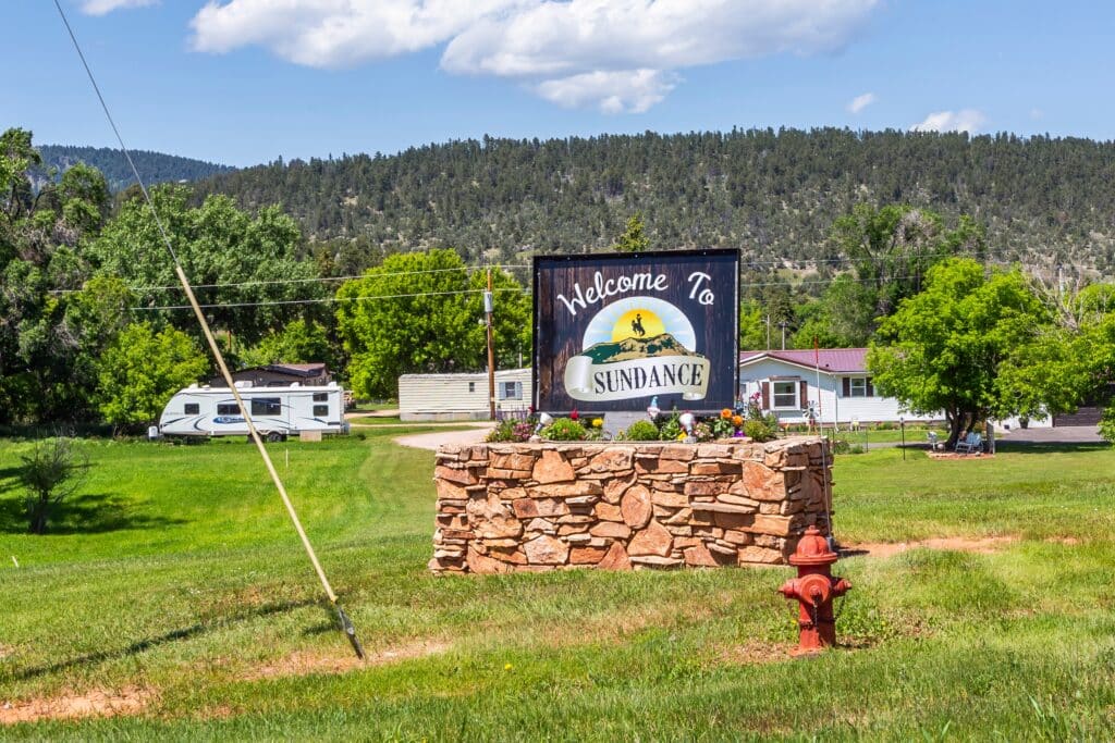 Sundance, Wyoming, USA: Welcome to Sundance road sign at the entrance to the town