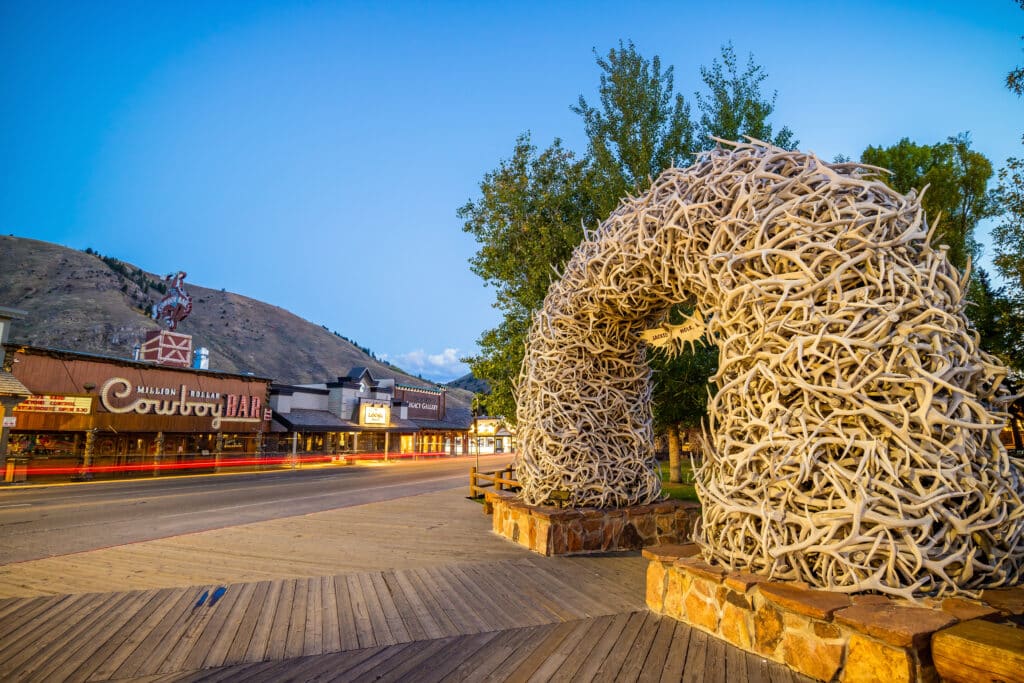 JACKSON HOLE, WYOMING: Downtown Jackson Hole Wyoming USA: It was named after David Edward "Davey" Jackson who trapped beaver in the area in the early nineteenth century.